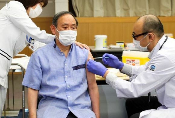 Thủ tướng Suga được tiêm vắc xin Covid-19 vào ngày 16.3 /// AFP