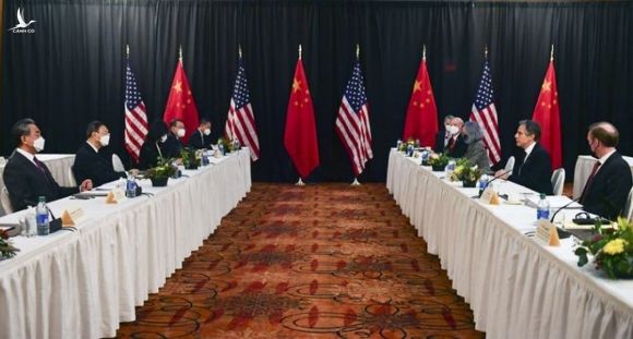Các quan chức Mỹ - Trung tại phiên khai mạc cuộc gặp cấp cao ở Alaska. Ảnh: AFP