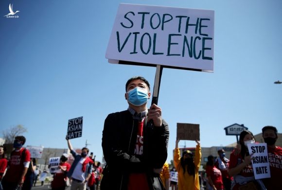 Người biểu tình tại Los Angeles giơ biểu ngữ Hãy dừng bạo lực ngày 27/3. Ảnh: AFP.