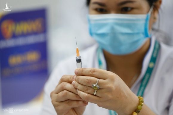 Nhân viên y tế tiêm vaccine covid-19 tại Bệnh viện Bệnh nhiệt đới Trung Ương cơ sở 2, ngày 8/3. Ảnh: Giang Huy.