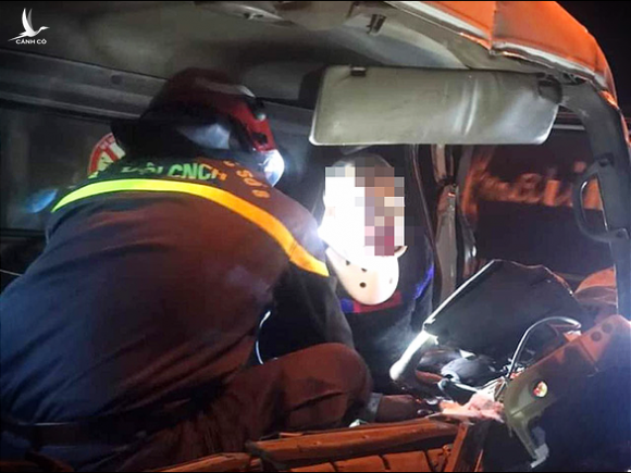 Cảnh sát cắt cabin giải cứu 2 người mắc kẹt sau tai nạn trên cầu Thanh Trì - Ảnh 2.