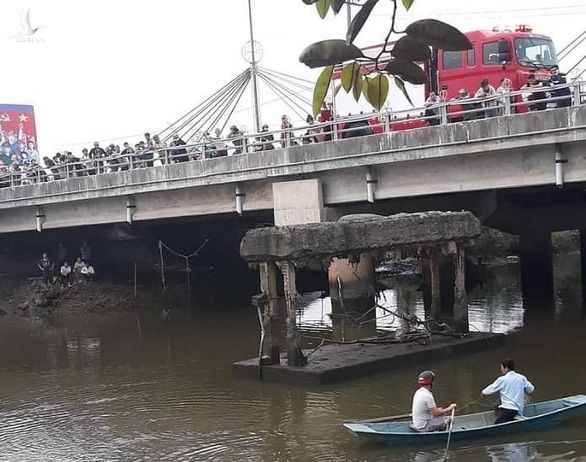 Đông đảo người dân đến theo dõi lực lượng chức năng tìm kiếm nam thanh niên mất tích.