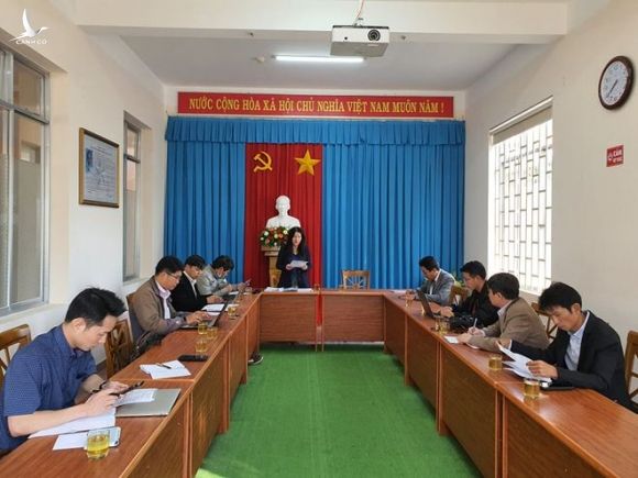 Bà Trần Thị Vũ Loan cung cấp thông tin về việc tạm đình chỉ 2 chủ tịch phường ở TP. Đà Lạt /// Gia Bình