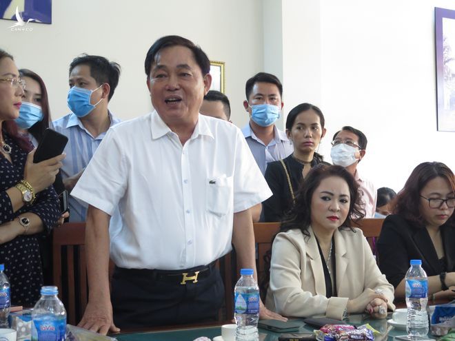 Ông Huỳnh Uy Dũng thông tin sẽ gửi đơn tố cáo ông Yên lên cơ quan chức năng /// ẢNH: PHAN THƯƠNG