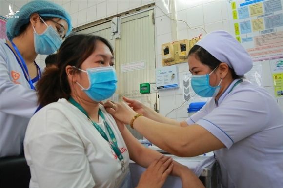 Nhân viên y tế tại Bệnh viện Bệnh Nhiệt đới TPHCM tiêm vaccine COVID-19 hôm 8.3. Ảnh: Anh Tú