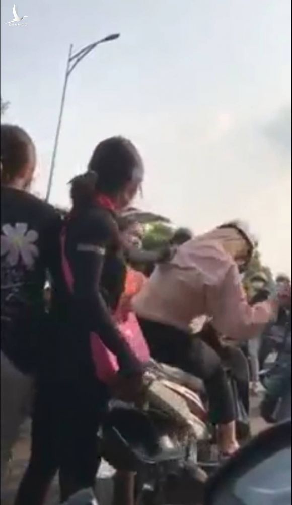 Nữ sinh lớp 10 ở Bình Phước bị đánh hội đồng và quay clip tung lên mạng - Ảnh 1.