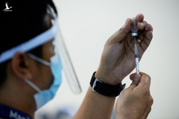 Nhân viên y tế chuẩn bị một liều vaccine Covid-19 của Sinovac tại Bệnh viện Ana, Philippines, ngày 2/3. Ảnh: Reuters