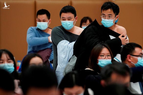 Người dân ở Thượng Hải, Trung Quốc, tiêm vắc xin ngừa COVID-19 ngày 19-1.
