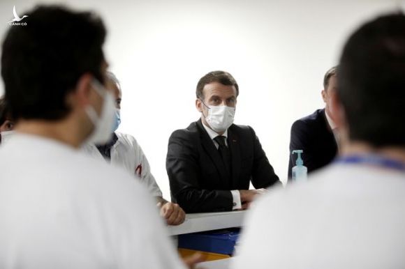 Tổng thống Pháp Emmanuel Macron thăm một đơn vị chăm sóc tăng cường đang chữa trị cho các bệnh nhân Covid-19 /// Reuters