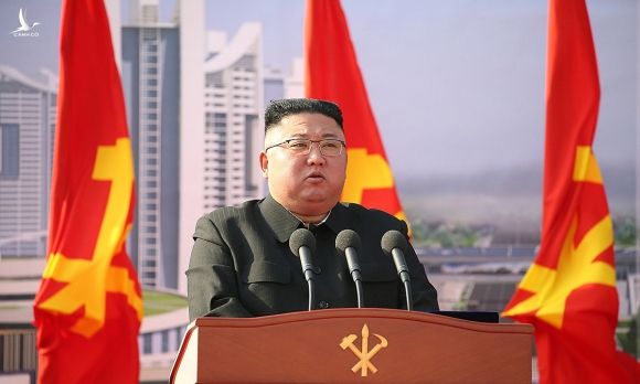 Lãnh đạo Triều Tiên Kim Jong-un phát biểu tại lễ khởi công giai đoạn một của dự án xây 10.000 căn hộ chung cư ở Bình Nhưỡng hôm 23/3. Ảnh: KCNA