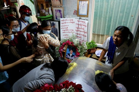 Reuters: An ninh Myanmar nổ súng cả vào người viếng tang - Ảnh 1.