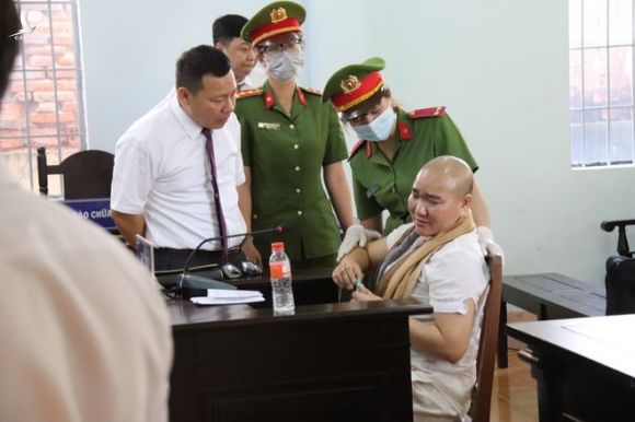 Phiên tòa xét xử bị cáo Trần Thị Ngọc Nữ lại tiếp tục tạm dừng - ảnh 1