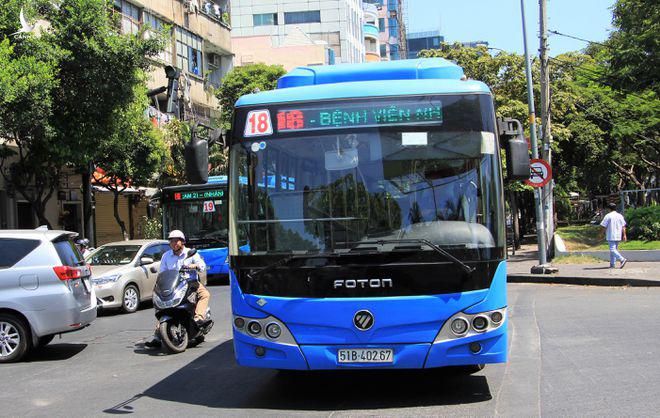 Hàng trăm xe buýt ở TP.HCM đang áp dụng thanh toán bằng thẻ vé thông minh