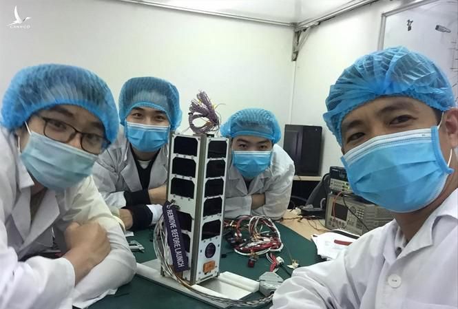 Nhóm kỹ sư của Trung tâm Vũ trụ Việt Nam bên vệ tinh NanoDragon Ảnh: Trung tâm Vũ trụ Việt Nam cung cấp
