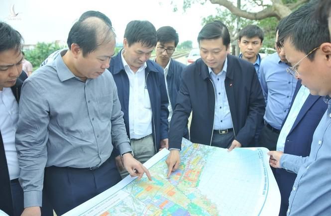 Lãnh đạo tỉnh Nghệ An và Tổng công ty Đường sắt Việt Nam khảo sát các điểm xây dựng nhà ga.