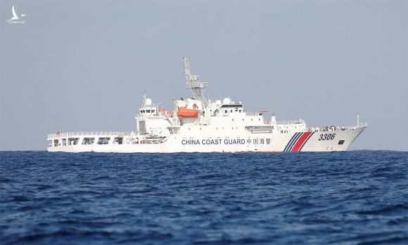 Tàu hải cảnh Trung Quốc hoạt động tại bãi cạn Scarborough tranh chấp với Philippines, tháng 4/2017. Ảnh: Reuters.