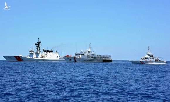 Tàu tuần duyên Mỹ USCGC Bertholf (trái) diễn tập cùng tàu cảnh sát biển Philippines BRP Batangas (giữa) và BRP Kalanggaman (phải) tháng 5/2019. Ảnh: USCG.