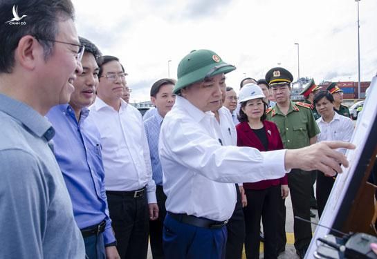 Thủ tướng Nguyễn Xuân Phúc cùng đoàn công tác khảo sát tại cảng Cái Mép - Thị Vải