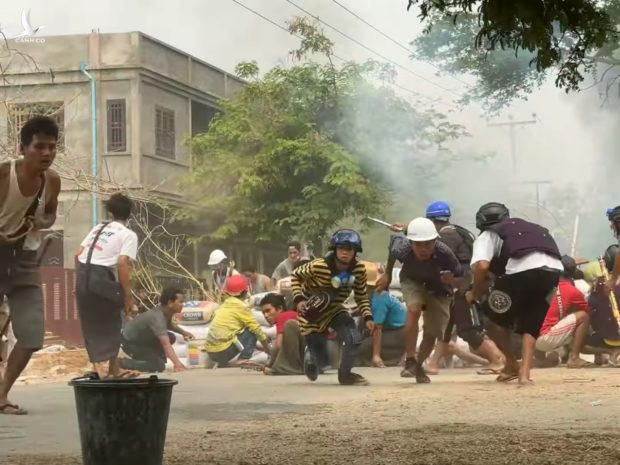 Biểu tình ở thị trấn Monywa hôm 21-3. Ảnh: Reuters