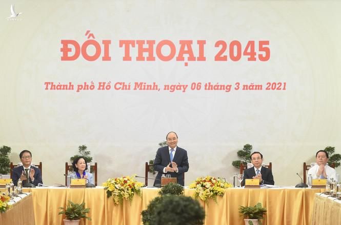 Thủ tướng Nguyễn Xuân Phúc và các lãnh đạo Đảng, Nhà nước chủ trì chương trình đối thoại. Ảnh: Chinhphu.vn