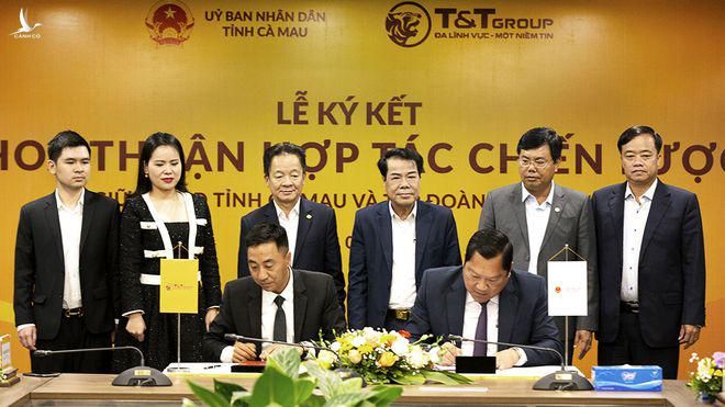 Ông Nguyễn Anh Tuấn - Phó Tổng Giám đốc Tập đoàn T&T Group (bên trái) và ông Lâm Văn Bi, Phó Chủ tịch UBND tỉnh Cà Mau (bên phải) ký kết thỏa thuận hợp tác chiến lược