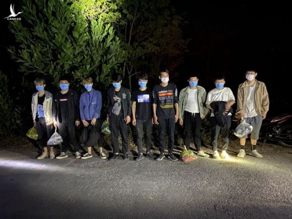 9 người Trung Quốc nhập cảnh trái phép vào Việt Nam bị công an bắt giữ khi đang tìm đường xuất cảnh trái phép ra nước khác. /// ẢNH: NGỌC HÀ