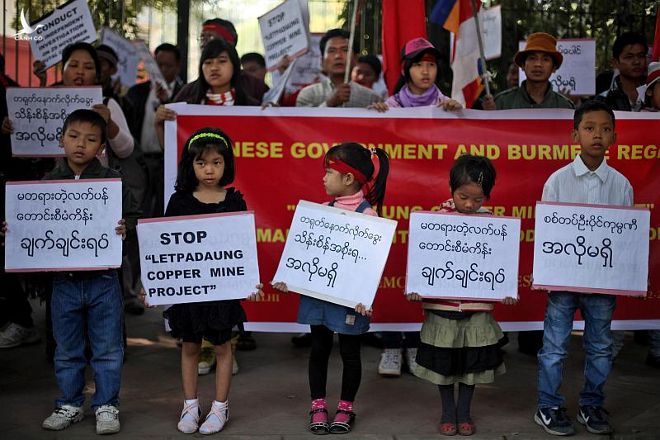 Những đứa trẻ Myanmar bị đem ra làm lá chắn cho người biểu tình.