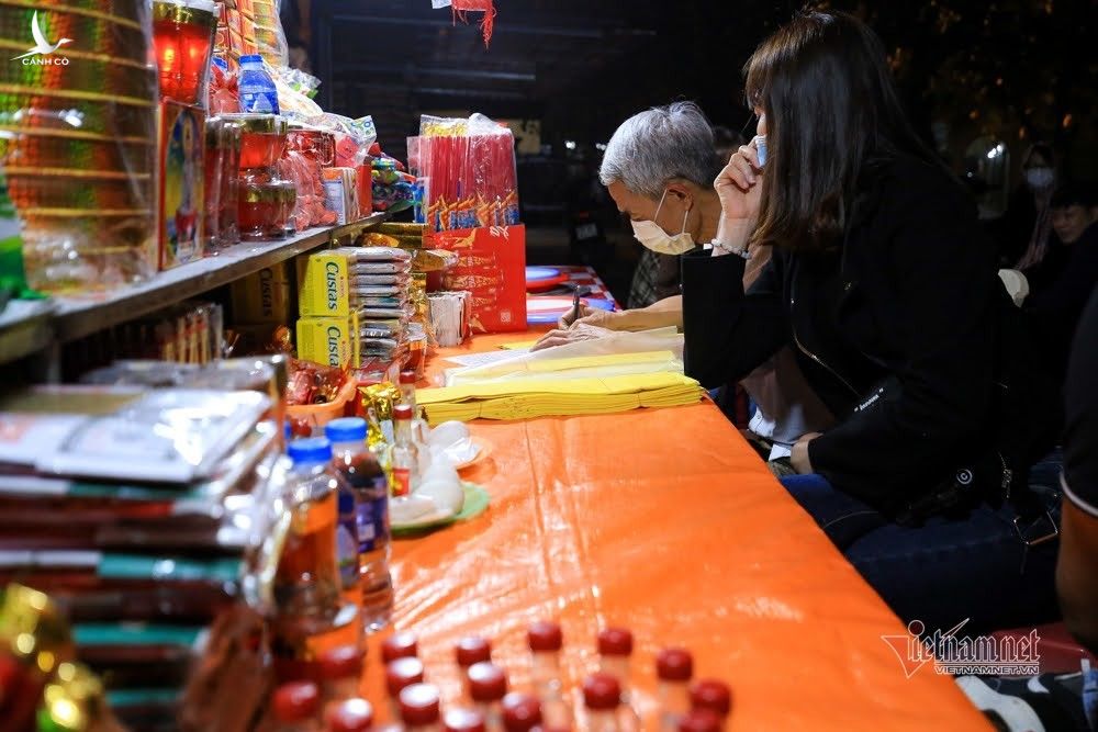 Dòng người xuyên đêm ùn ùn đổ về đi lễ chùa Hương