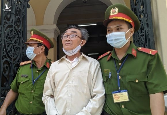 Chấp nhận mức án 24 năm tù về hai tội danh trên mà cấp sơ thẩm đã tuyên, Nguyễn Khanh - kẻ cầm đầu tổ chức “Triều đại Việt” trong nước, chủ mưu vụ ném bom vào trụ sở Công an Phường 12, quận Tân Bình không kháng cáo.