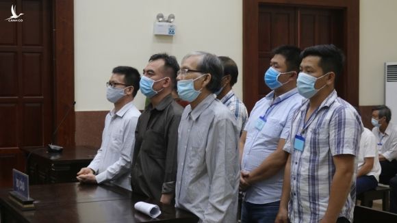 7 bị cáo trong nhóm 20 người trong vụ án xâm phạm an ninh quốc gia do tổ chức "Triều đại Việt" tại TAND Cấp cao tại TPHCM sáng nay (31/3).