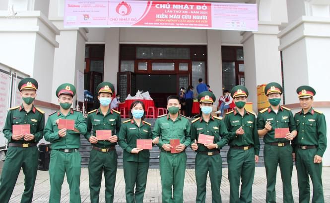 Các chiến sĩ thuộc Bộ chỉ huy Bộ đội biên phòng tỉnh Quảng Nam tham gia hiến máu.