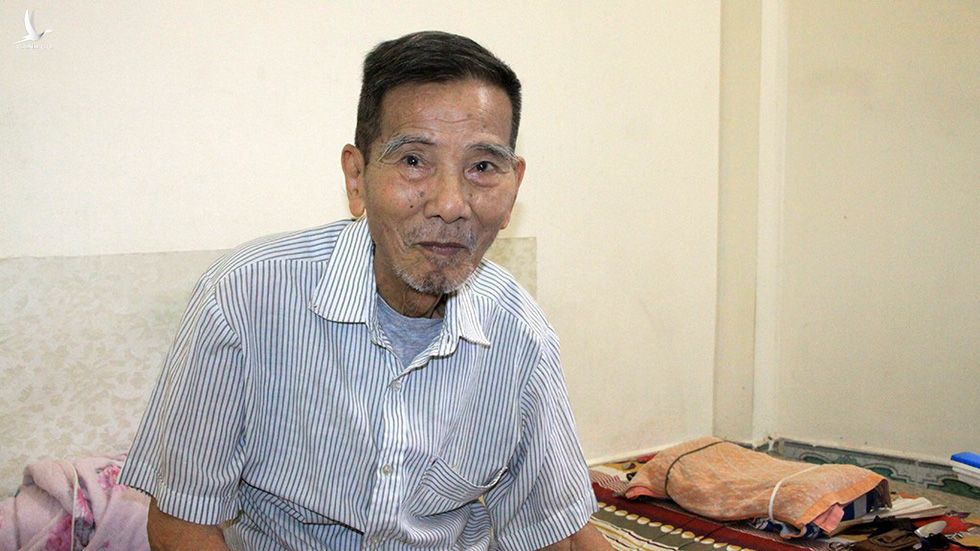 Năm nay NSND Trần Hạnh đã 90 tuổi, dù mắt mờ, chân chậm nhưng giọng ông luôn giòn khi kể chuyện về sân khấu - Ảnh: Đức Triết