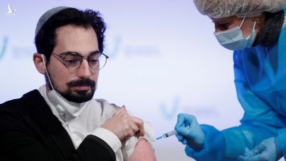 Một người được tiêm vắc xin AstraZeneca tại Kiev, Ukraine /// Reuters