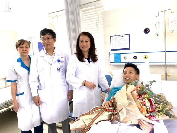 Ban giám đốc Bệnh viện đa khoa Vạn Hạnh đến động viên Hùng Dũng sau ca phẫu thuật thành công.