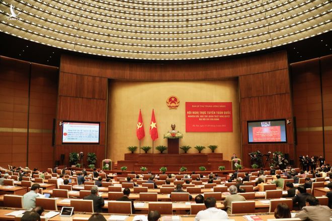 Các đại biểu nghe giới thiệu, quán triệt các Văn kiện Đại hội XIII tại điểm cầu chính tại Nhà Quốc hội, Hà Nội