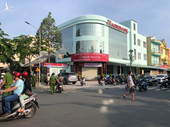 Kiên Giang: Bắt nóng 2 nghi phạm cướp ngân hàng ở Hà Tiên - ảnh 1