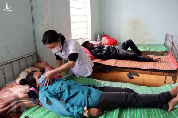Cả làng ở Kon Tum có 3 người chết, 21 người nhập viện với cùng triệu chứng - Ảnh 1.