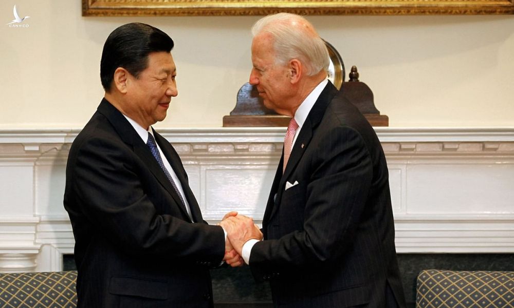 Chủ tịch Tập Cận Bình (trái) bắt tay Joe Biden, khi là phó tổng thống Mỹ, tại Nhà Trắng tháng 2/2012. 