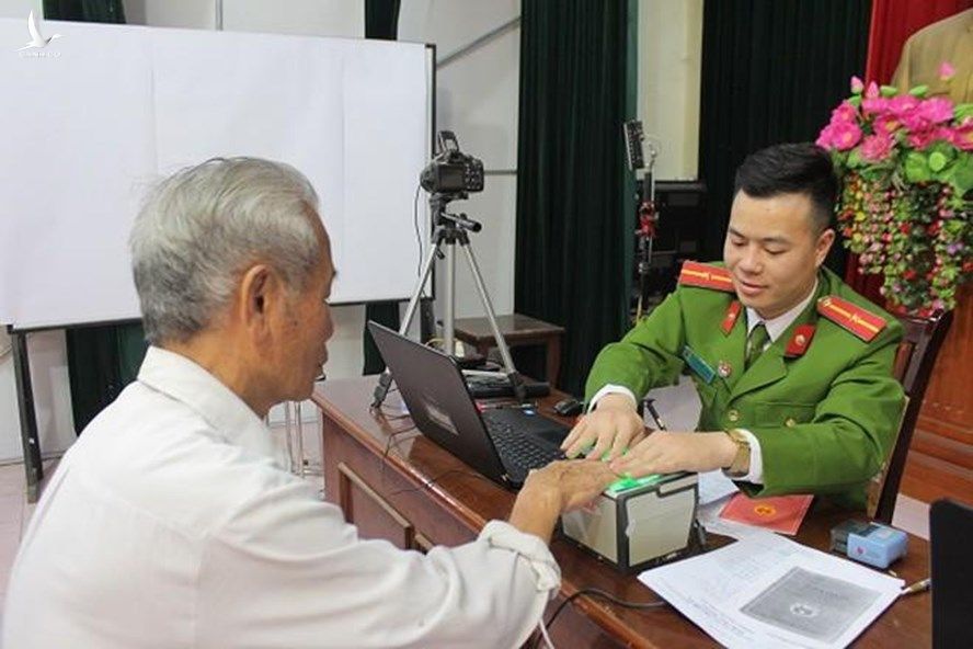 Người dân đi làm thẻ căn cước công dân gắn chip ở Hà Nội.