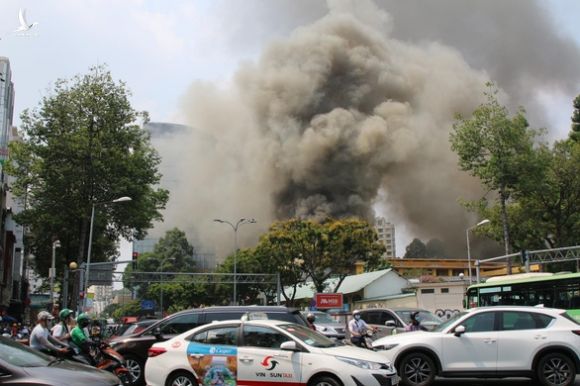 Cháy tại trung tâm quận 1, sơ tán toàn bộ học sinh Trường Ernst Thalmann - Ảnh 1.