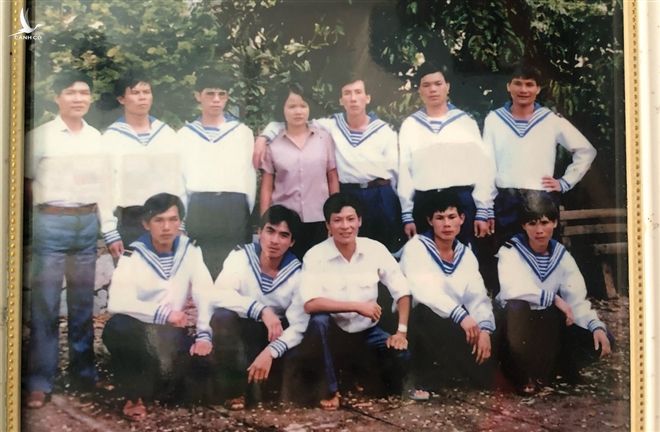    Ông Lê Minh Thoa (hàng ngồi, thứ hai từ trái sang) chụp ảnh lưu niệm cùng 8 đồng đội còn sống sau trận chiến Gạc Ma. (Ảnh: NVCC)