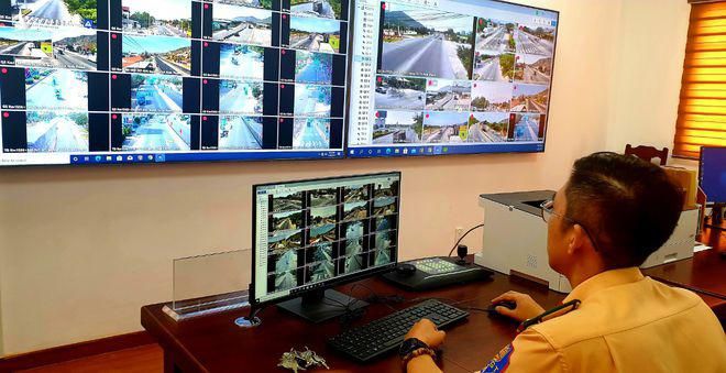 Lực lượng CSGT Ninh Thuận túc trực theo dõi trên hệ thống camera giam sát