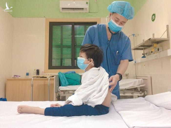 Ths.BS Nguyễn Kim Dần-Phó trưởng khoa Hồi sức tích cực tim mạch và lồng ngực thăm khám cho BN trước khi xuất viện