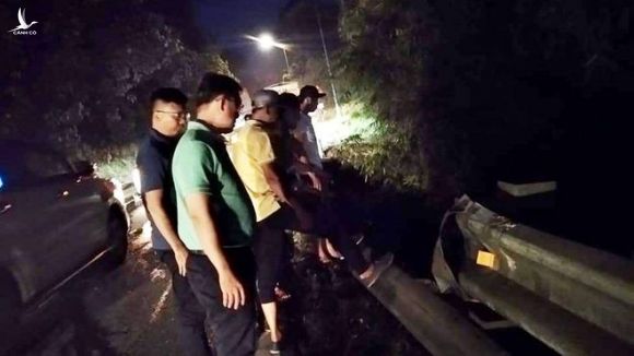 Vụ tai nạn khiến xe container lao xuống vực sâu trên đèo Bảo Lộc vào tối 2.3 /// Ảnh: Trùng Dương