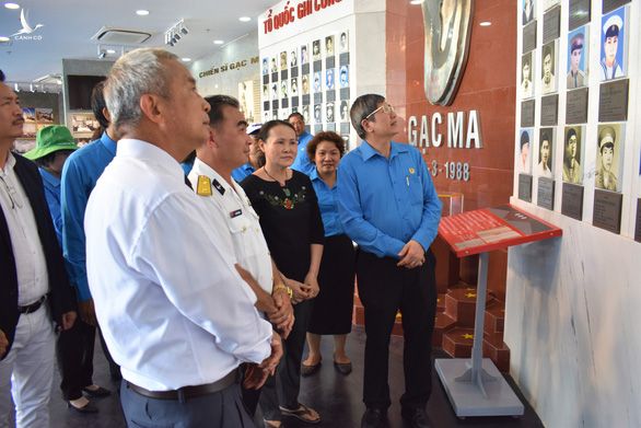 Ôn lại cuộc chiến đau thương nhưng cũng rất tự hào trong nhà tưởng niệm - Ảnh: MINH CHIẾN