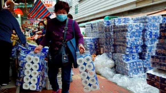 Người dân Hồng Kông đổ xô đi mua giấy vệ sinh thời điểm Covid-19 bùng phát vào đầu năm 2020 /// Reuters
