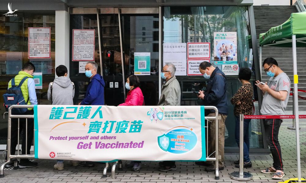 Người dân Hong Kong tại một điểm tiêm vaccine Covid-19 hôm 8/3. Ảnh: SCMP.