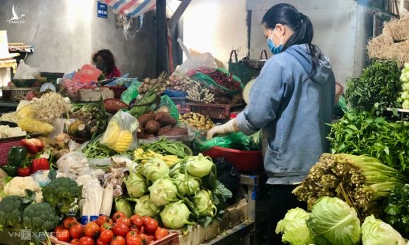 Người bán hàng rau trên chợ Cống Vị, Hà Nội. Ảnh: Quỳnh Trang