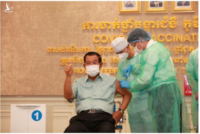 Thủ tướng Campuchia Hun Sen được tiêm vắc xin Covid-19 của AstraZeneca ngày 4.3 /// Chụp màn hình Fresh News