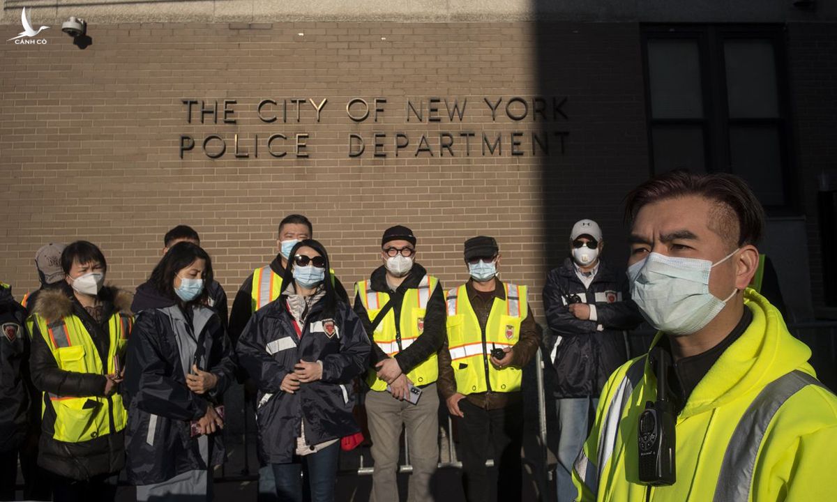 Nhóm tình nguyện Tuần tra An toàn Cộng đồng, với mục tiêu bảo vệ người gốc Á, tại thành phố New York, Mỹ. Ảnh: WSJ.